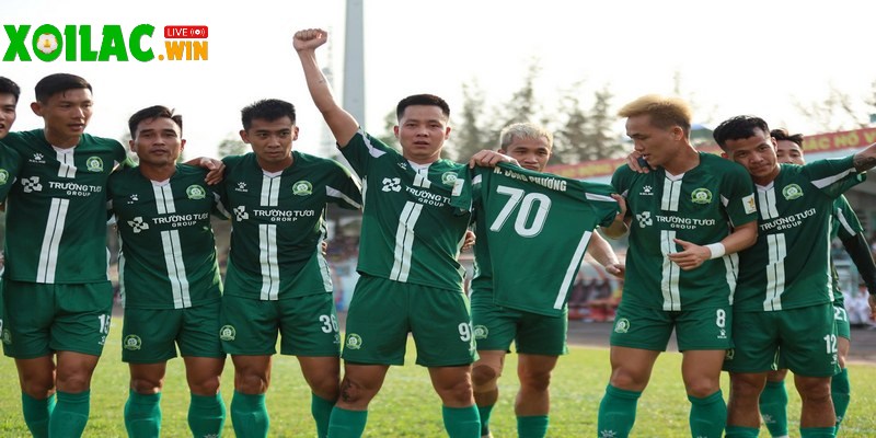 CLB Bình Phước treo thưởng kỷ lục 10 tỷ đồng cho Công Phượng và đồng đội 2 Công Phượng và Bình Phước đứng trước cột mốc lịch sử
